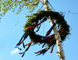 „Wenn der Maibaum wieder am Dorfplatz steht“